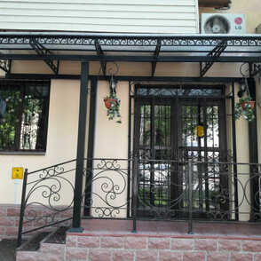 Кованый козырек для магазина 22