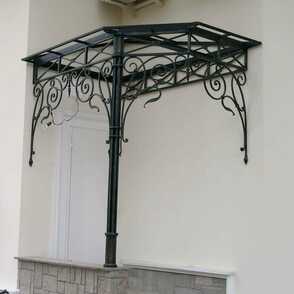 Угловой кованый козырек 62