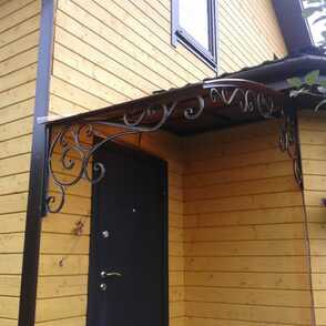 Угловой кованый козырек 66