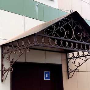 Двухскатный кованый козырек 71