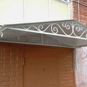 Двухскатный кованый козырек 72