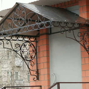 Двухскатный кованый козырек 73