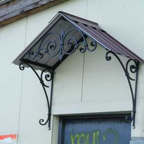 Двухскатный кованый козырек 74