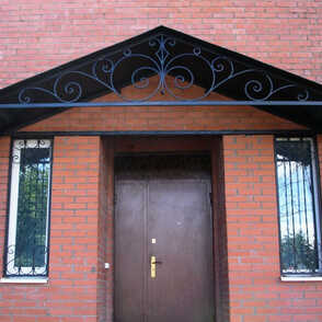 Двухскатный кованый козырек 75