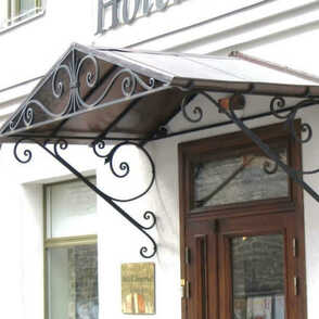 Двухскатный кованый козырек 77