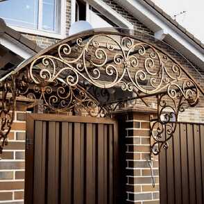 Кованый козырек для калитки 84