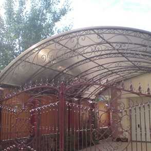 Кованый навес во дворе дома 27