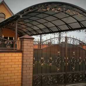Кованый навес во дворе дома 28