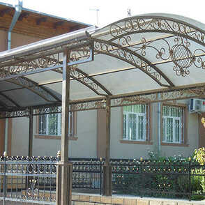 Кованый навес во дворе дома 29