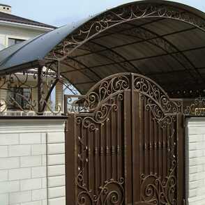 Кованый навес во дворе дома 30