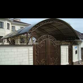 Кованый навес во дворе дома 30