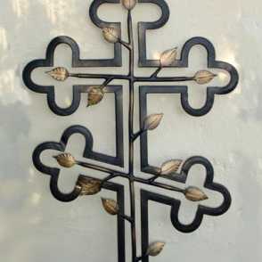 Крест с элементами ковки в форме листьев 