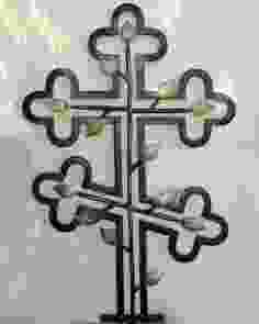Крест с элементами ковки в форме листьев 
