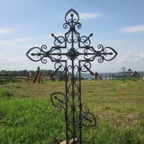 Кованый крест с декоративными фрагментами 