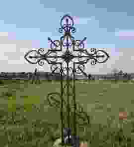 Кованый крест с декоративными фрагментами 