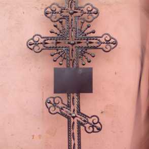 Надгробный кованый крест с табличкой 