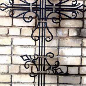 Черный кованый крест на кладбище 