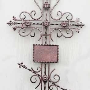 Крест с металлическими вензелями и цветами 