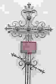 Крест с металлическими вензелями и цветами 
