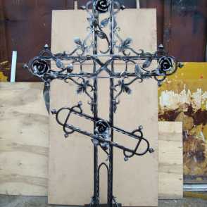 Кованый крест с розочками 