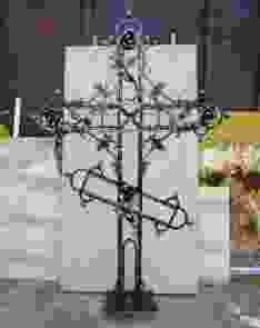 Кованый крест с розочками 
