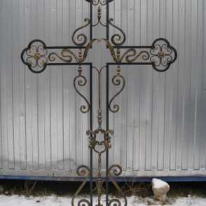 Кованый крест на кладбище 