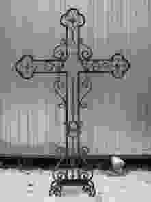 Кованый крест на кладбище 