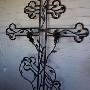 Кованый крест с розами и листочками 