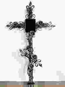 Крест с элементами ковки в форме листьев и цветов 