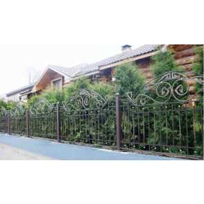 Кованый забор на металлических столбах 3