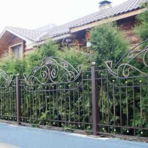 Кованый забор на металлических столбах 3