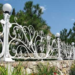Кованый забор на металлических столбах 4