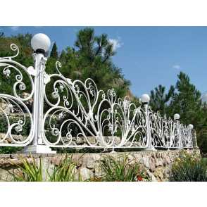 Кованый забор на металлических столбах 4