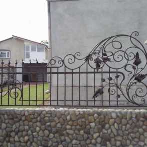 Кованый забор на бетонных столбах 1