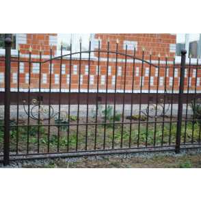 Кованый забор на металлических столбах 5