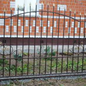 Кованый забор на металлических столбах 5