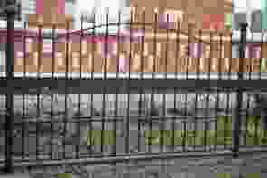 Кованый забор на металлических столбах 5