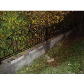 Кованый забор на металлических столбах 6