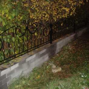 Кованый забор на металлических столбах 6