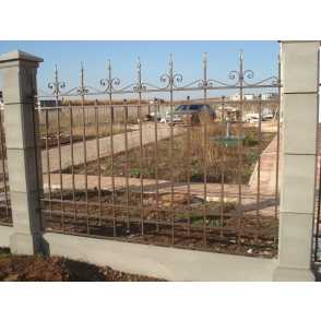 Кованый забор на бетонных столбах 2