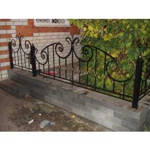 Кованый забор на металлических столбах 7