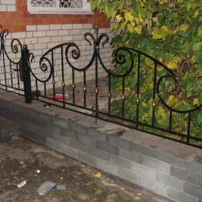 Кованый забор на металлических столбах 7