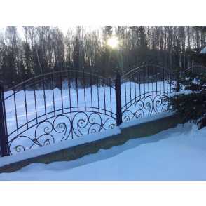 Кованый забор на металлических столбах 8