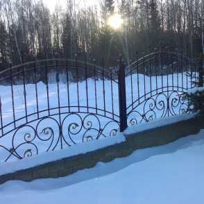 Кованый забор на металлических столбах 8