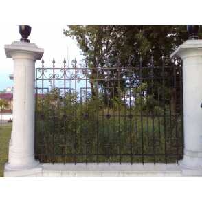 Кованый забор на бетонных столбах 3