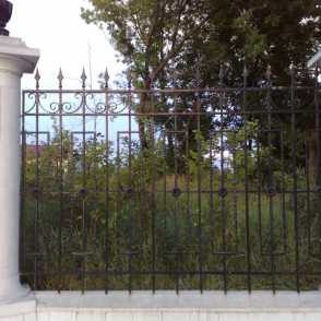 Кованый забор на бетонных столбах 3