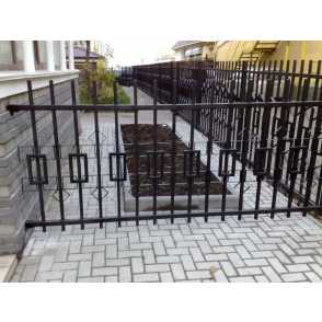 Кованый забор на металлических столбах 9