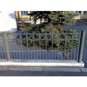 Кованый забор на металлических столбах 10