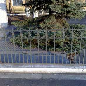Кованый забор на металлических столбах 10
