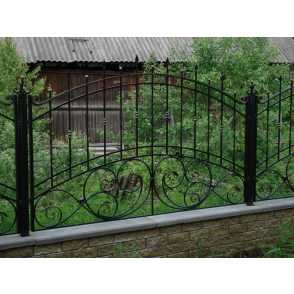 Кованый забор на металлических столбах 11